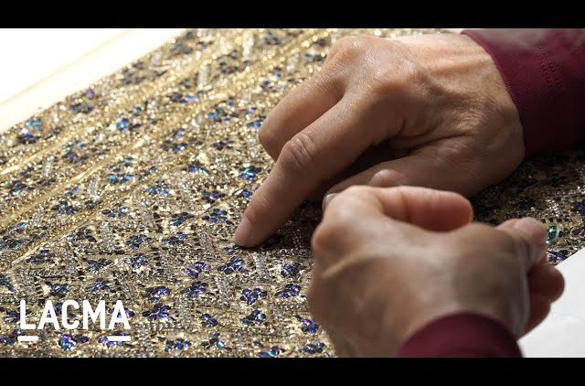 藝術 + 工作 | Sewing sequins onto a 200-year-old Indian textile