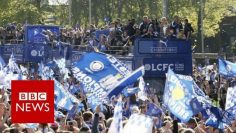 Leicester City parade (360 video): Fans celebrate Premier League title win – BBC News