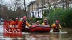 UK Floods: Rescue boats in action in York (360 video) – BBC News