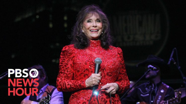 WATCH: Loretta Lynn grabs the mic at her 87th birthday party | #短裤